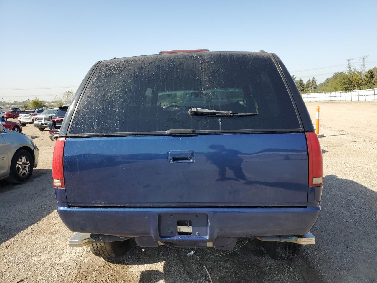 1998 Chevrolet Tahoe VIN 3GNEK18R5WG107730 Copart auction photo, side damage thumbnail 6
