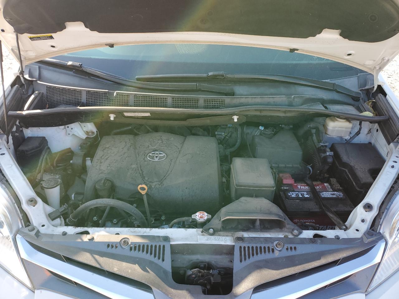 2018 Toyota Sienna VIN 5TDYZ3DC2JS936537 Copart auction photo, undercarriage / minor dent/scratches damage thumbnail 12