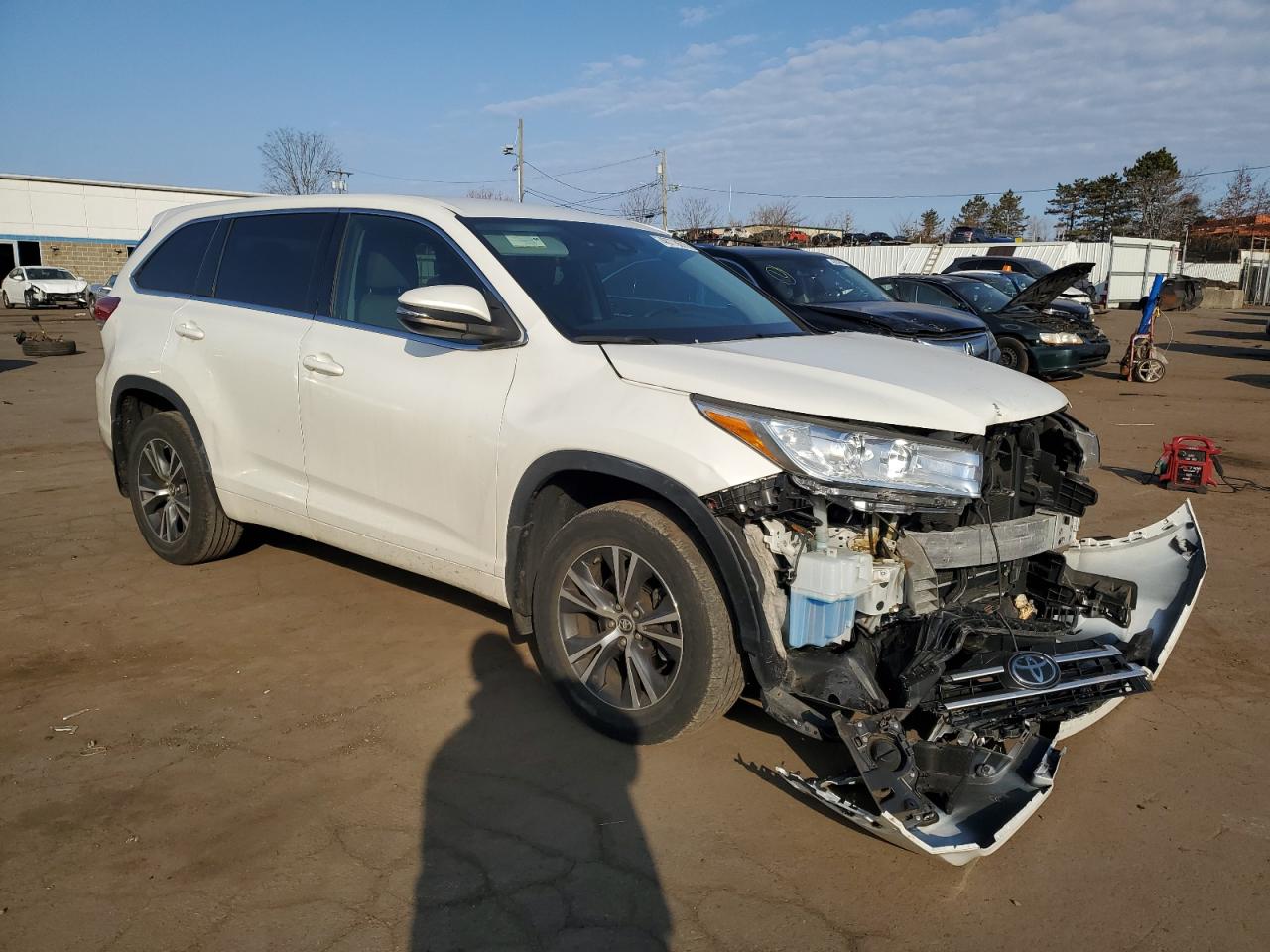 2017 Toyota Highlander VIN 5TDBZRFH0HS408989 Copart auction photo, front end / minor dent/scratches damage thumbnail 4