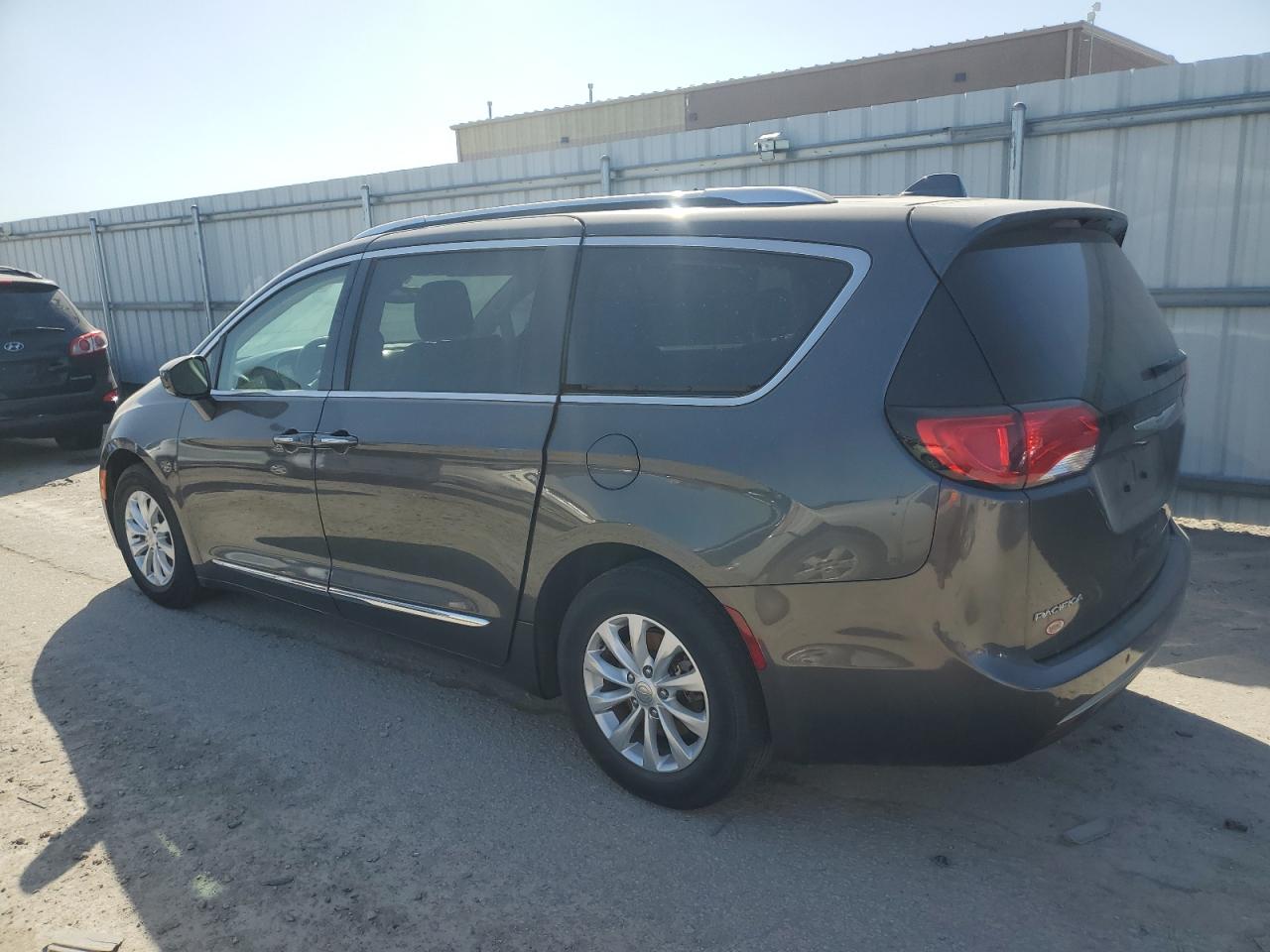 2018 Chrysler Pacifica VIN 2C4RC1BGXJR295128 Copart auction photo, minor dent/scratches damage thumbnail 2