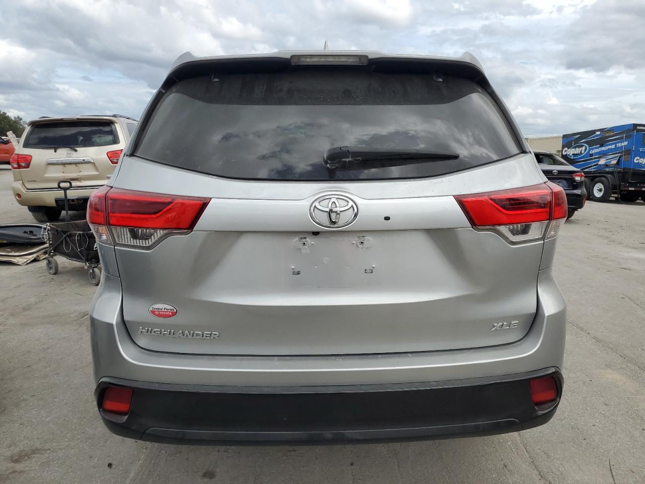2018 Toyota Highlander VIN 5TDKZRFH3JS283878 Copart auction photo, front end / side damage thumbnail 6