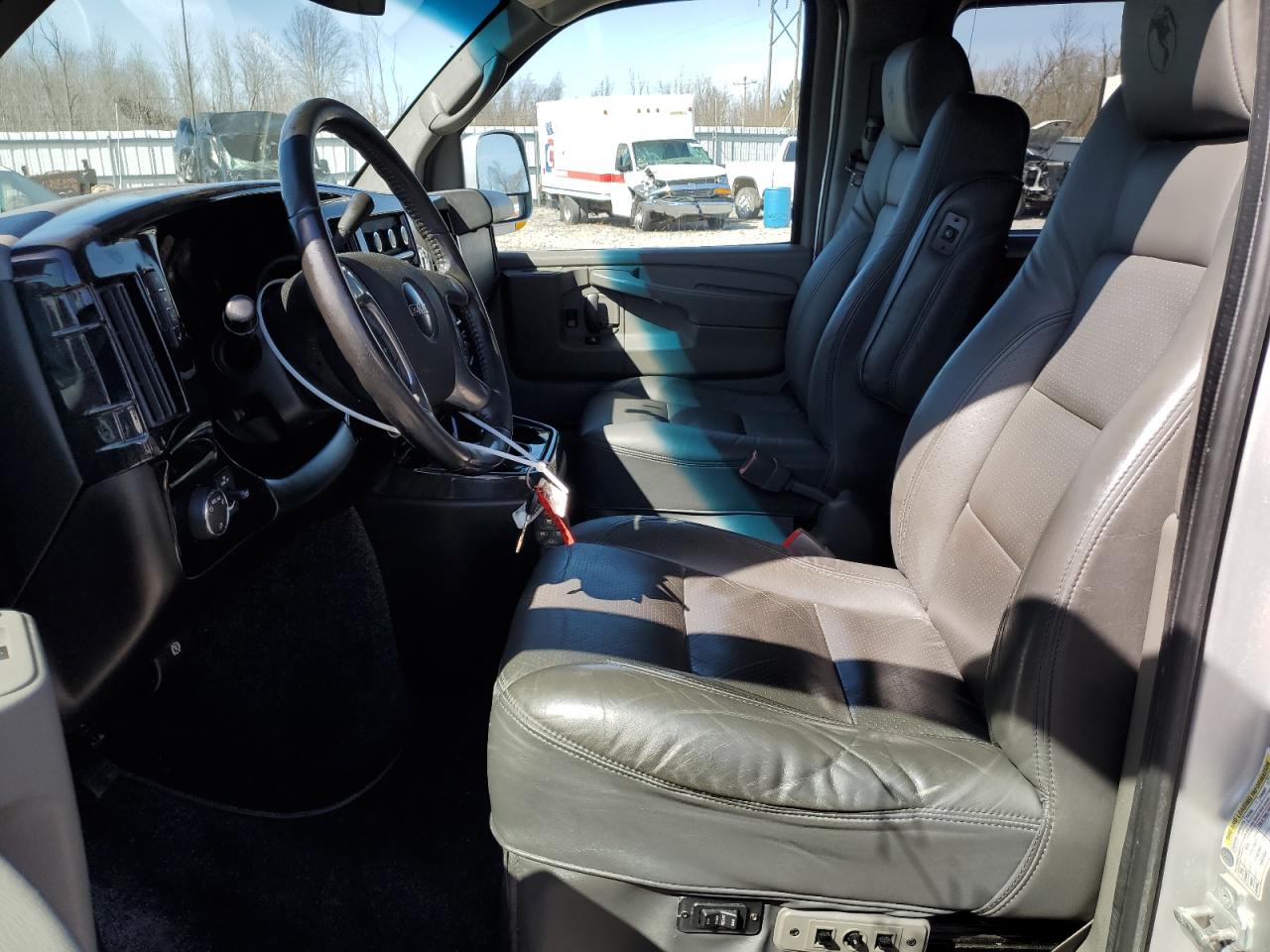 2011 GMC Savana VIN 1GDS7DC40B1115667 Copart auction photo, hail damage thumbnail 7