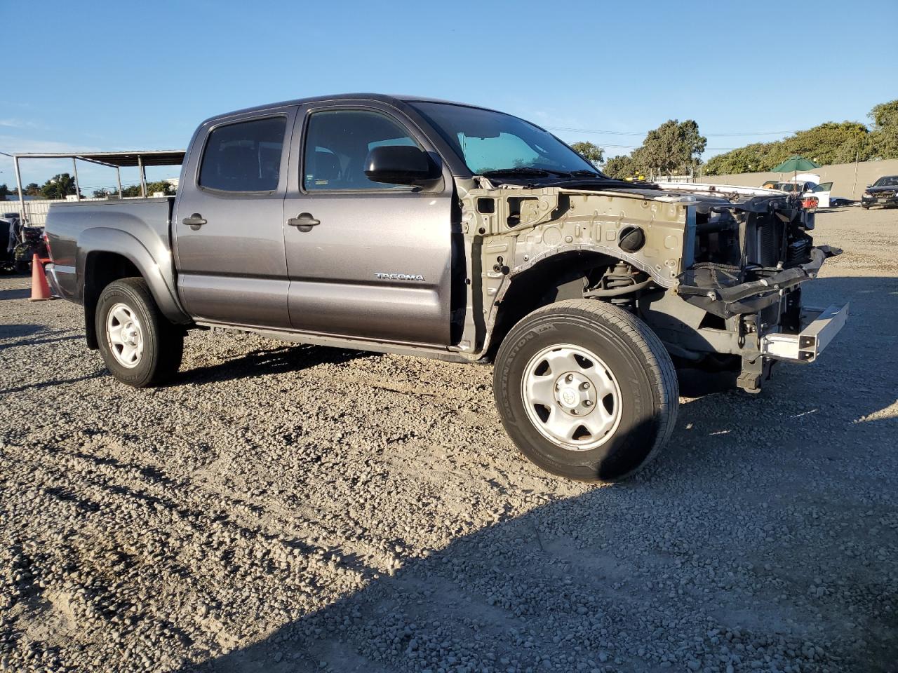 2015 Toyota Tacoma VIN 5TFJU4GN7FX072640 Copart auction photo, vandalism / front end damage thumbnail 4