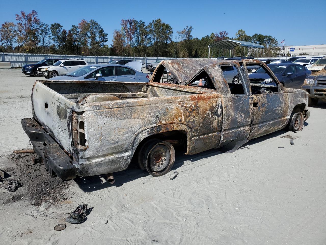 1998 Chevrolet GMT-400 VIN 1GCGK29R8WE237188 Copart auction photo, burn damage thumbnail 3