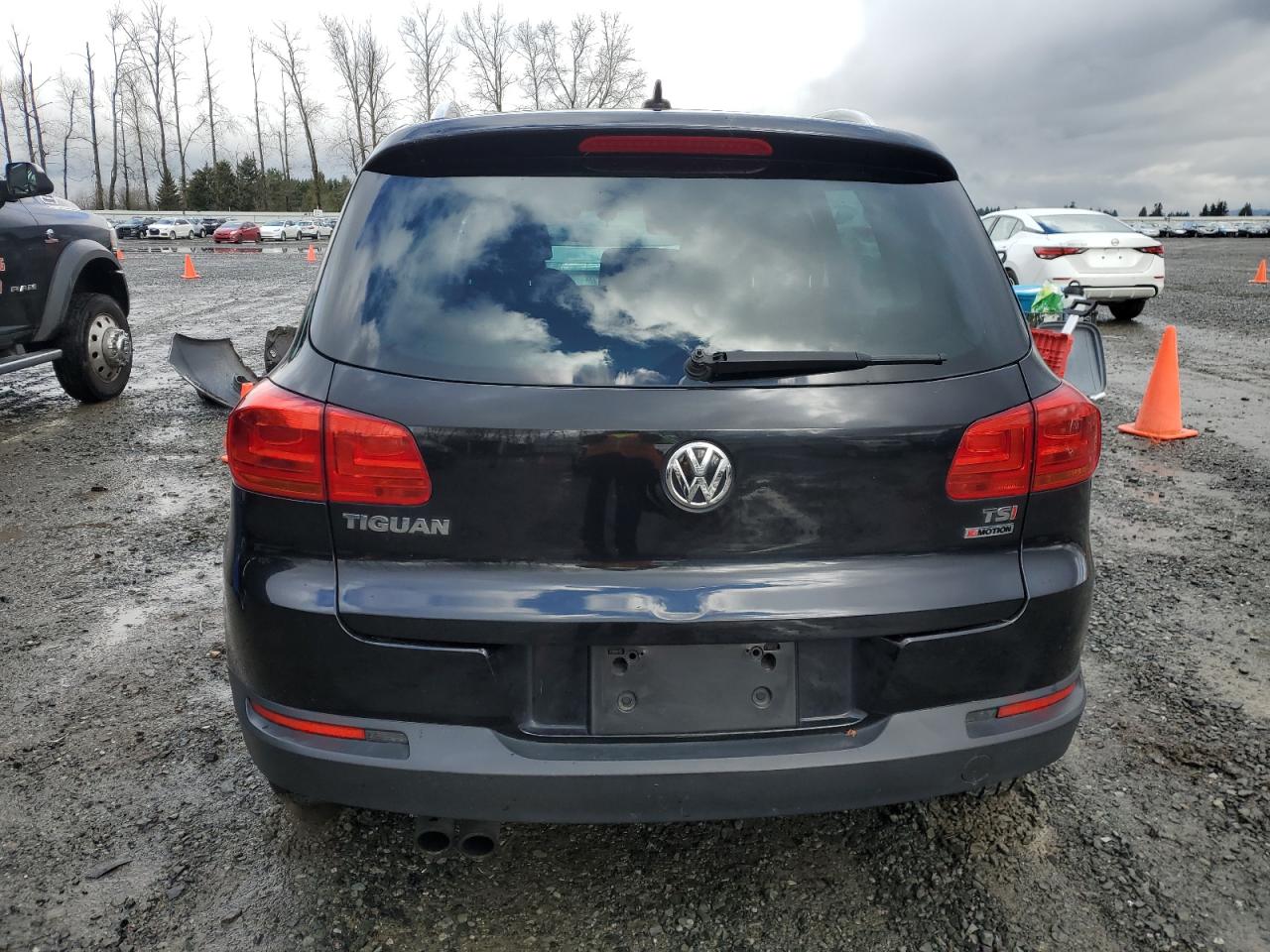 2017 Volkswagen Tiguan VIN WVGSV7AX4HW509558 Copart auction photo, rear end damage thumbnail 6