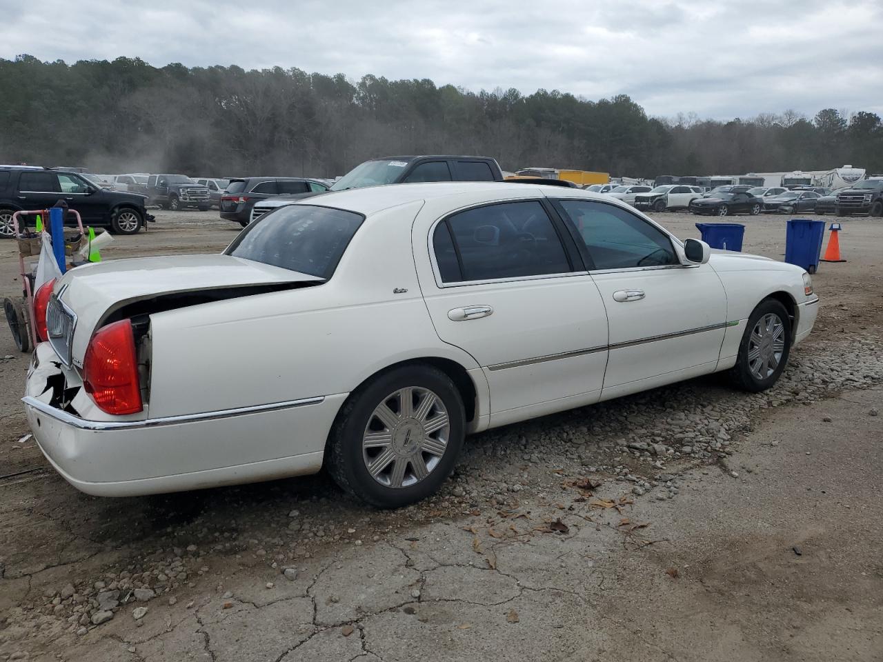 2003 Lincoln Town Car VIN 1LNHM83W63Y604904 Copart auction photo, rear end / minor dent/scratches damage thumbnail 3