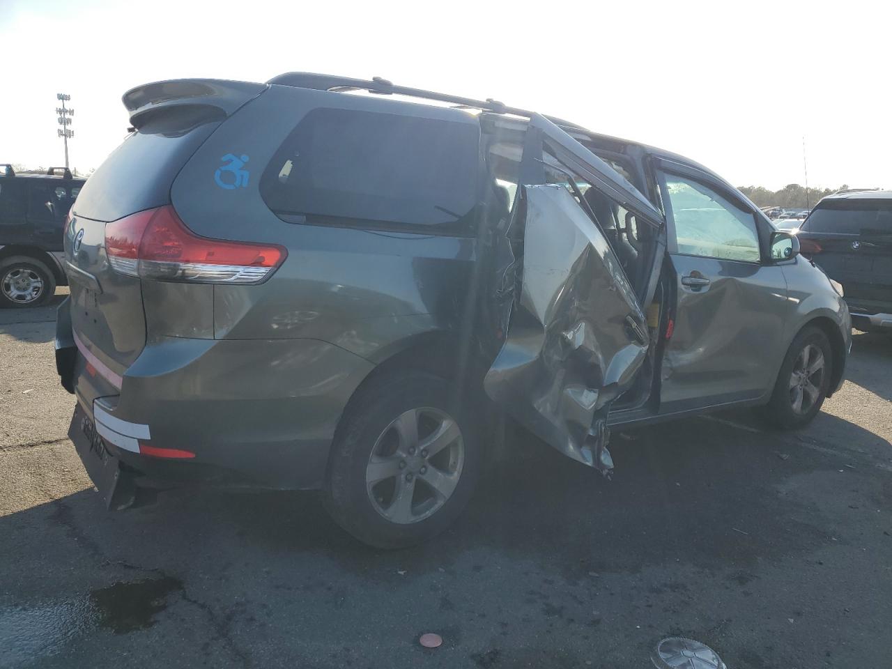2014 Toyota Sienna VIN 5TDKK3DC5ES474166 Copart auction photo, side / front end damage thumbnail 3