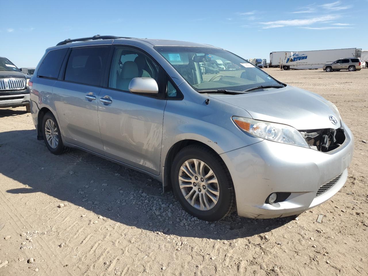 2014 Toyota Sienna VIN 5TDYK3DC2ES442785 Copart auction photo, front end / mechanical damage thumbnail 4