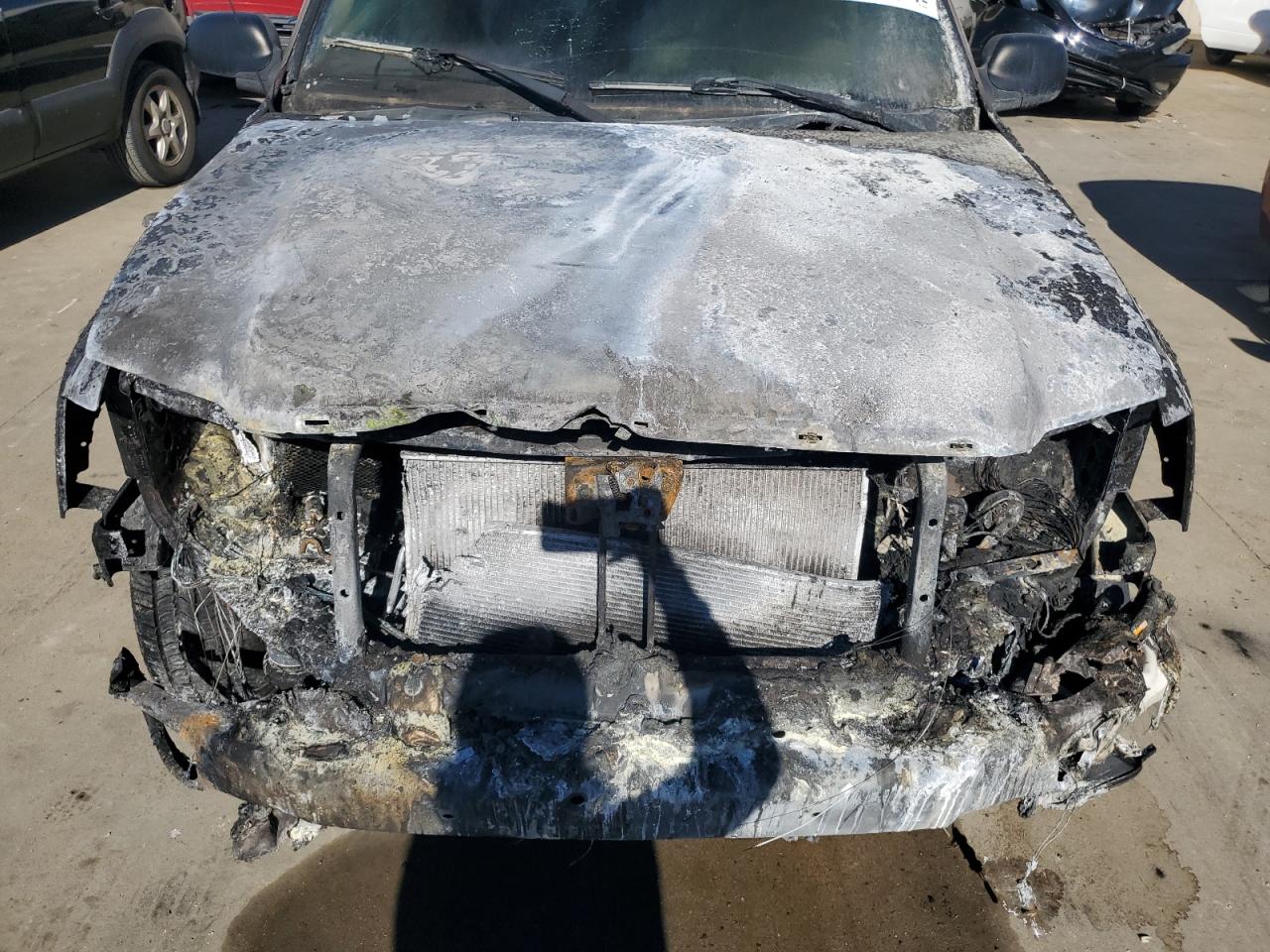 2004 GMC Envoy VIN 1GKET16S546133758 Copart auction photo, burn - engine damage thumbnail 11