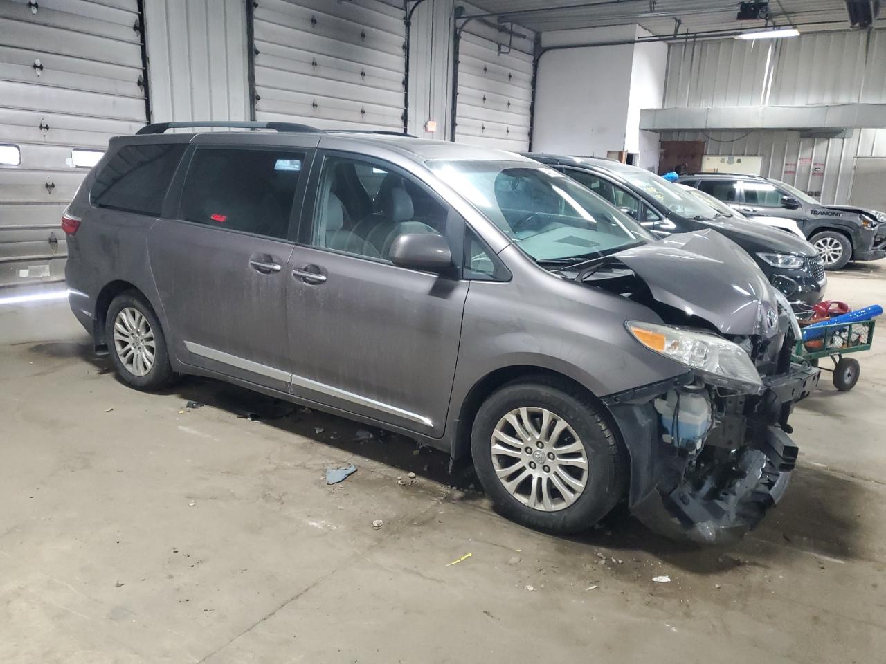 2017 Toyota Sienna VIN 5TDYZ3DC8HS769305 Copart auction photo, front end damage thumbnail 4