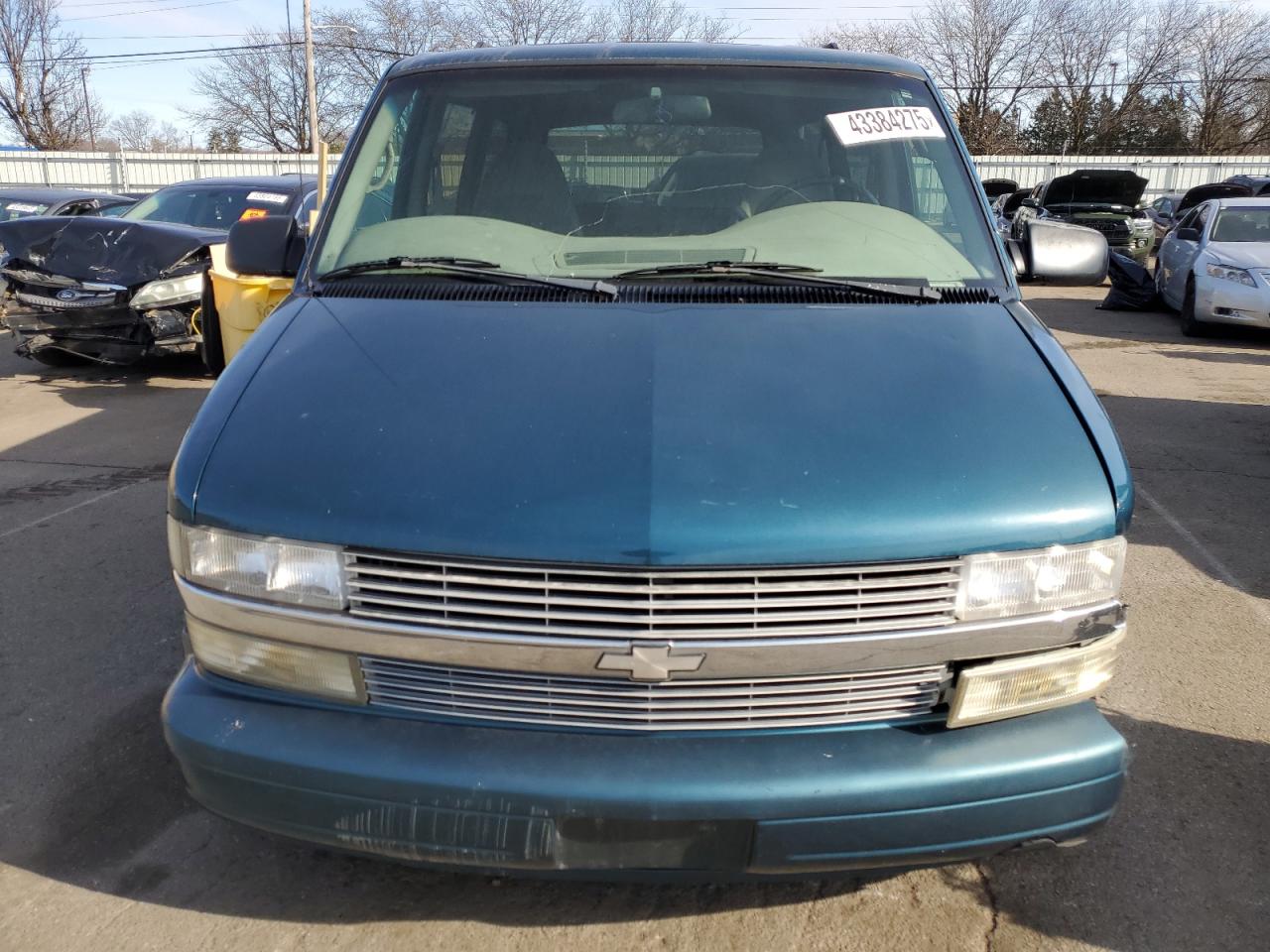 2000 Chevrolet Astro VIN 1GNDM19W3YB193609 Copart auction photo, front end / side damage thumbnail 5