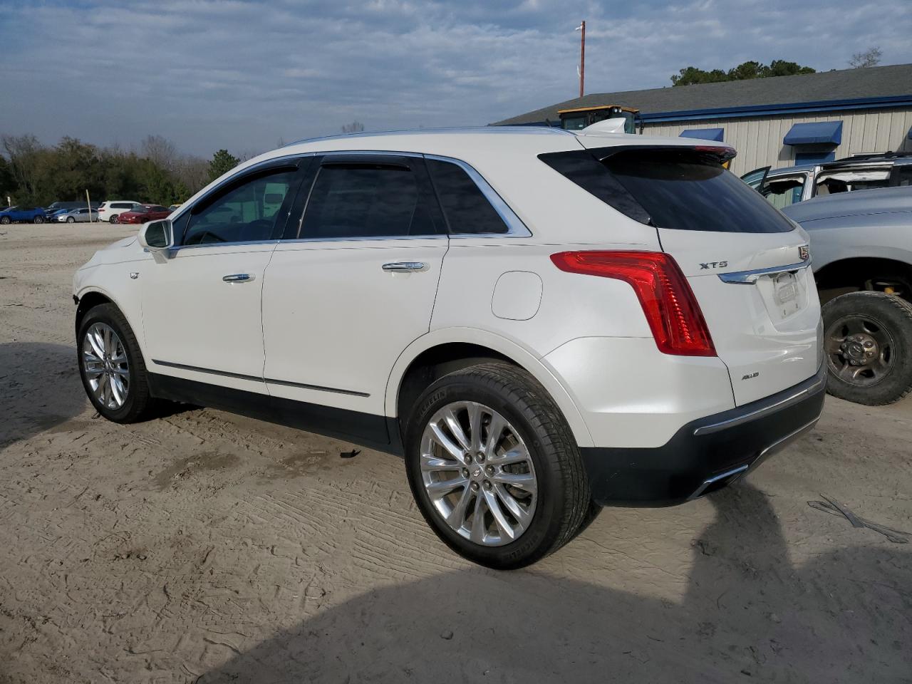 2017 Cadillac XT5 VIN 1GYKNFRS8HZ185420 Copart auction photo, front end damage thumbnail 2