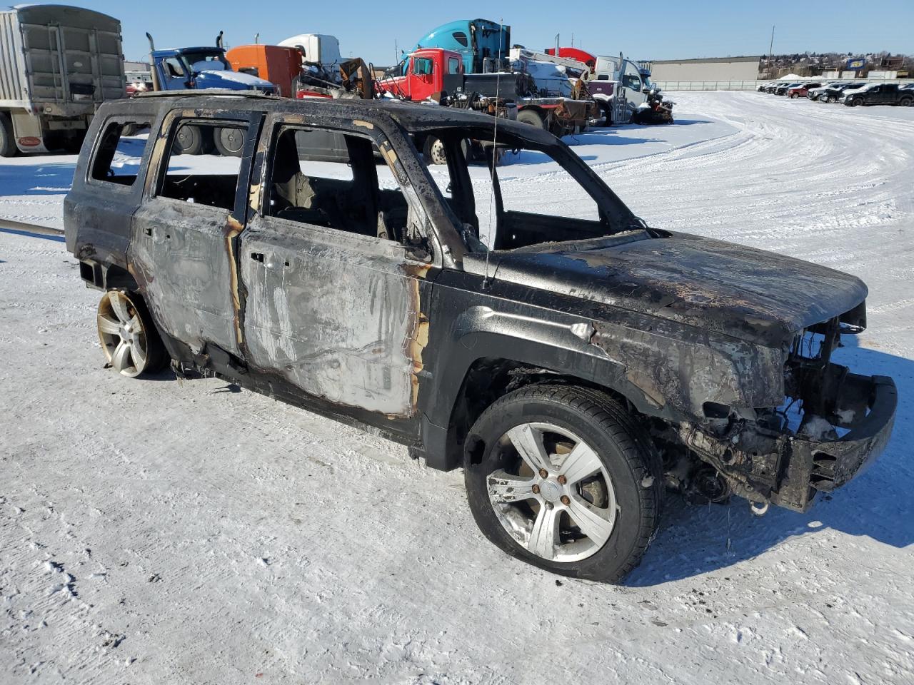 2015 Jeep Liberty (Patriot) VIN 1C4NJRFB4FD270205 Copart auction photo, burn damage thumbnail 4