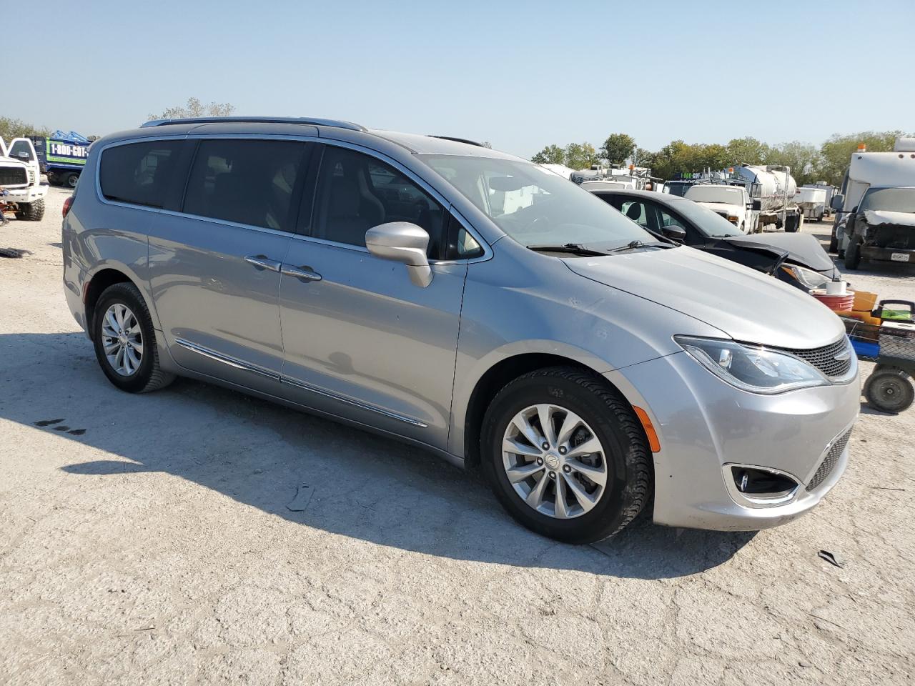2019 Chrysler Pacifica VIN 2C4RC1BG6KR560256 Copart auction photo, side / front end damage thumbnail 4