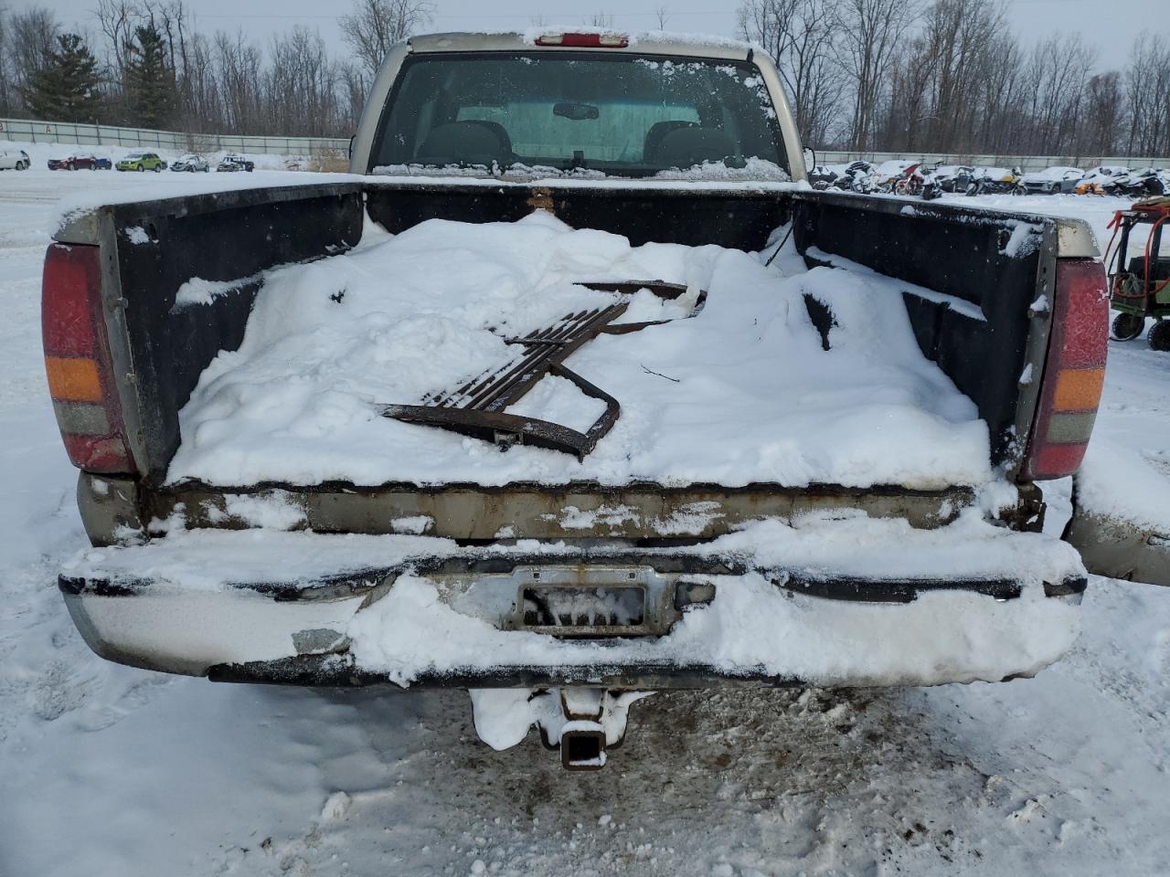 2001 Chevrolet Silverado VIN 1GCHK29G11E266964 Copart auction photo, rear end / minor dent/scratches damage thumbnail 6