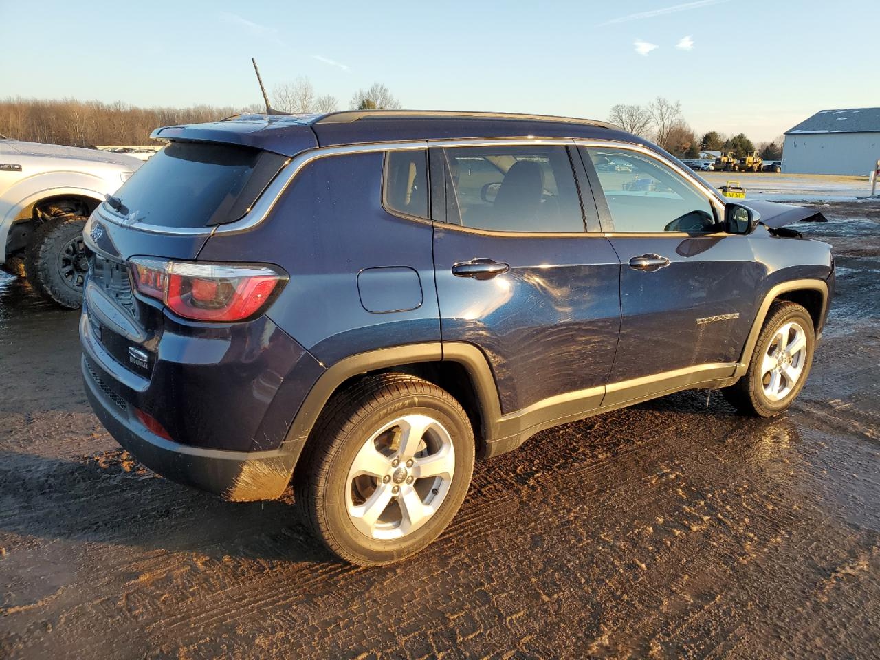 2019 Jeep Compass VIN 3C4NJDBB4KT641375 Copart auction photo, front end damage thumbnail 3