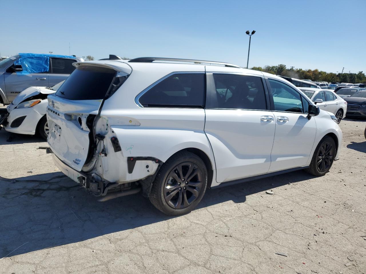 2022 Toyota Sienna VIN 5TDDRKEC7NS111588 Copart auction photo, rear end / minor dent/scratches damage thumbnail 3