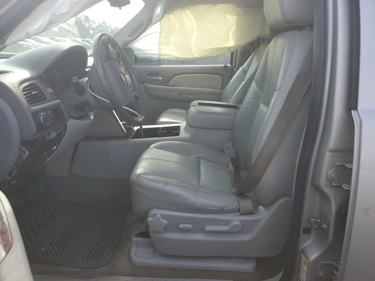2009 Chevrolet Tahoe VIN 1GNEC23369R229524 Copart auction photo, side / front end damage thumbnail 7