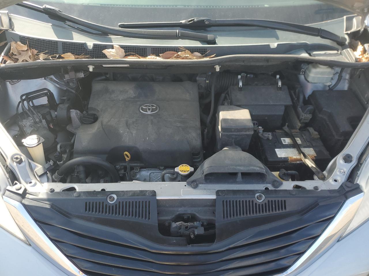 2011 Toyota Sienna VIN 5TDKK3DC6BS119308 Copart auction photo, rear end / minor dent/scratches damage thumbnail 12