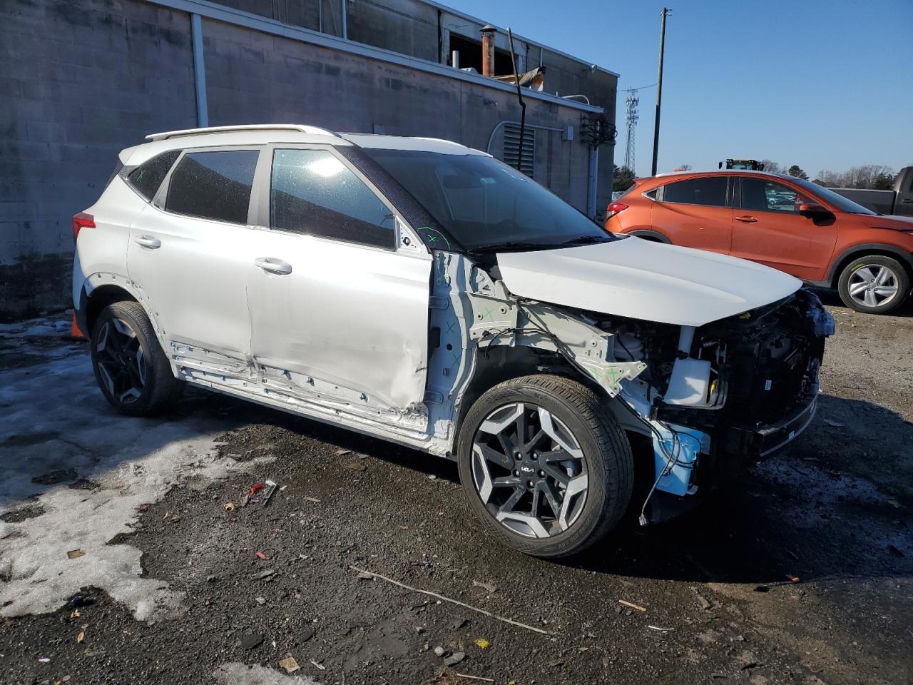 2024 KIA Seltos VIN KNDETCA75R7493057 Copart auction photo, side / front end damage thumbnail 4