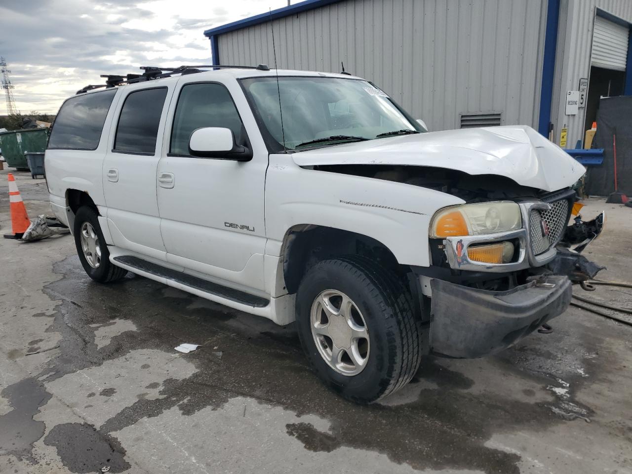 2004 GMC Yukon VIN 1GKFK66U84J303503 Copart auction photo, front end / side damage thumbnail 4