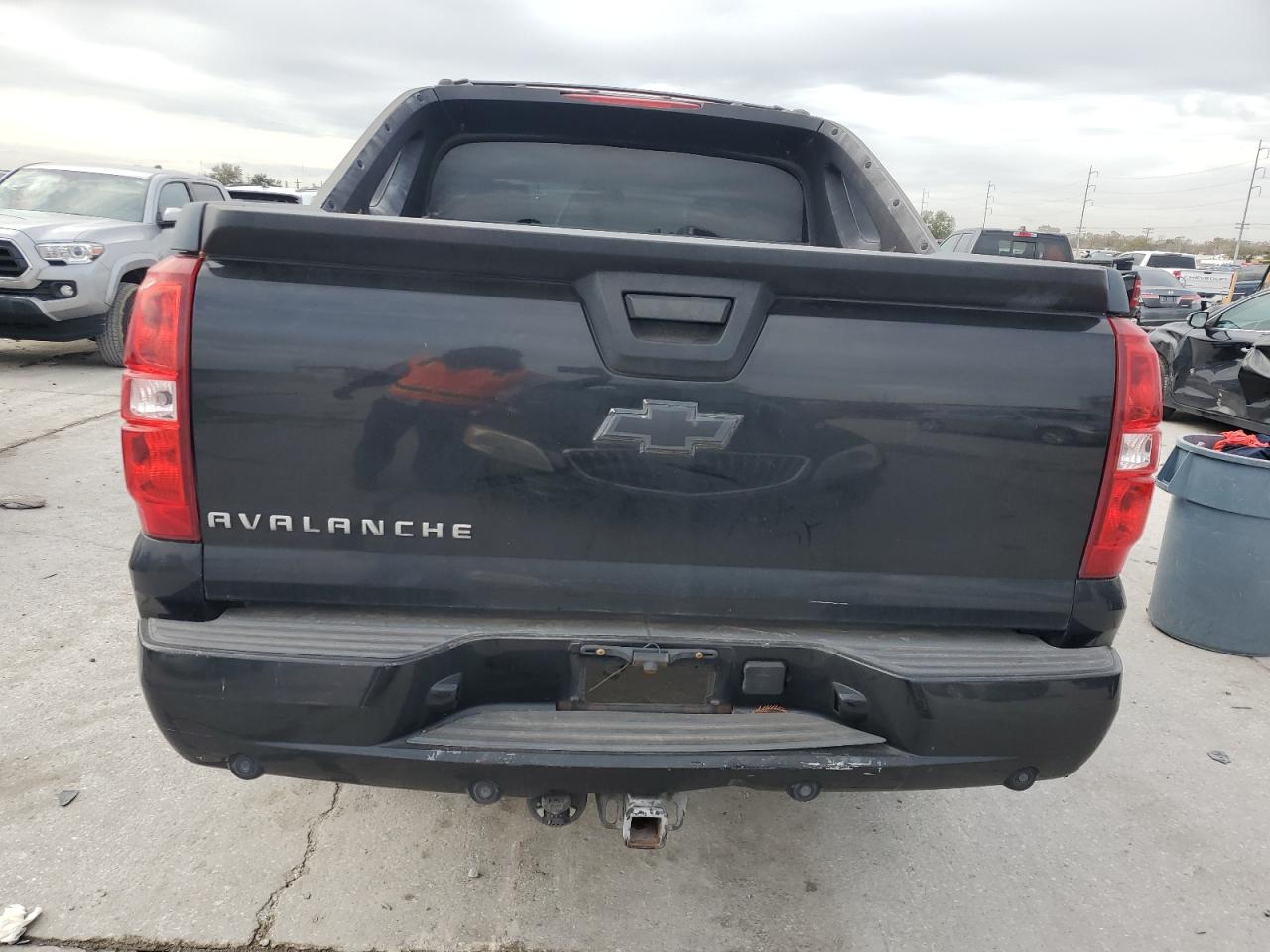 2007 Chevrolet Avalanche VIN 3GNEC12J17G107614 Copart auction photo, side damage thumbnail 6