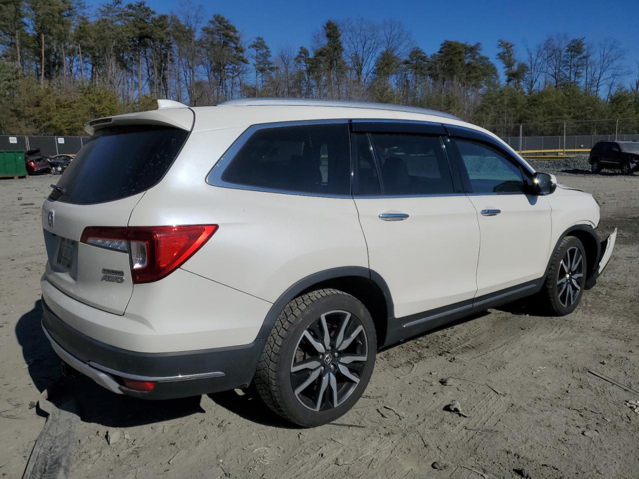 2019 Honda Pilot VIN 5FNYF6H90KB083859 Copart auction photo, front end / minor dent/scratches damage thumbnail 3