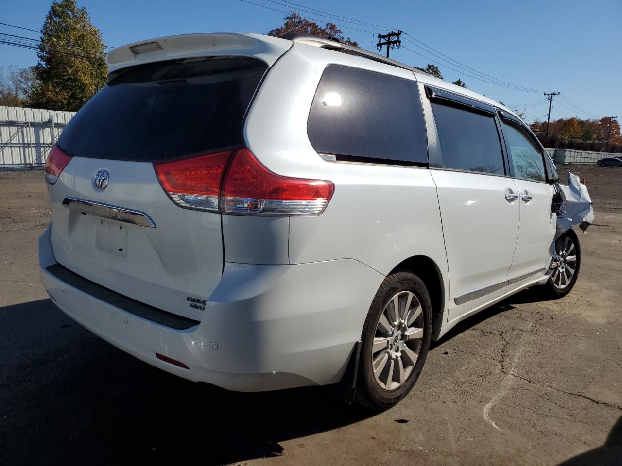 2011 Toyota Sienna VIN 5TDDK3DC8BS022149 Copart auction photo, front end / mechanical damage thumbnail 3