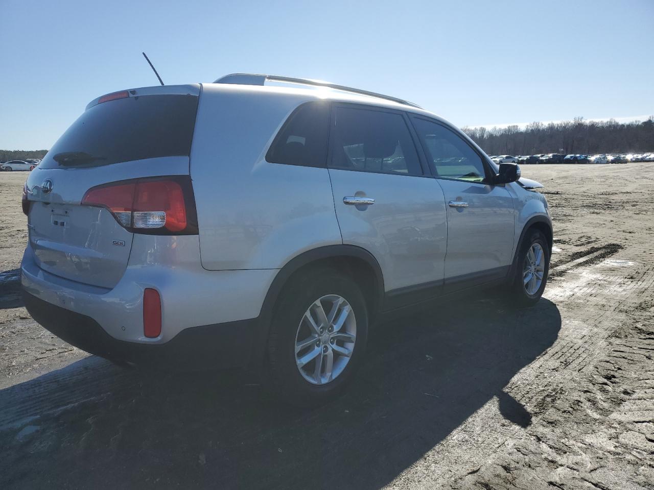 2015 KIA Sorento VIN 5XYKT4A66FG560005 Copart auction photo, front end damage thumbnail 3