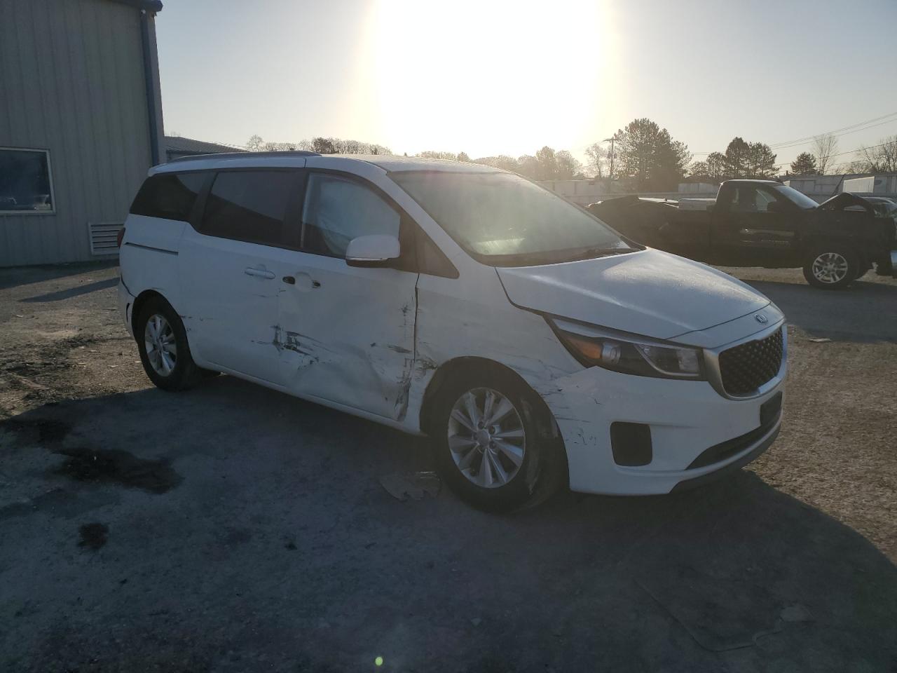 2015 KIA Sedona VIN KNDMB5C1XF6068597 Copart auction photo, front end / all over damage thumbnail 4