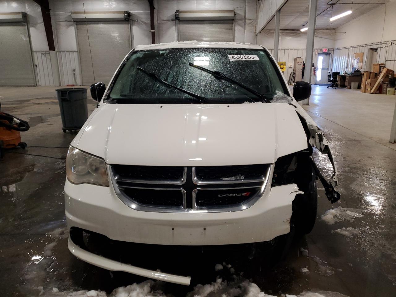 2012 Dodge Caravan VIN 2C4RDGBG3CR333916 Copart auction photo, front end / side damage thumbnail 5