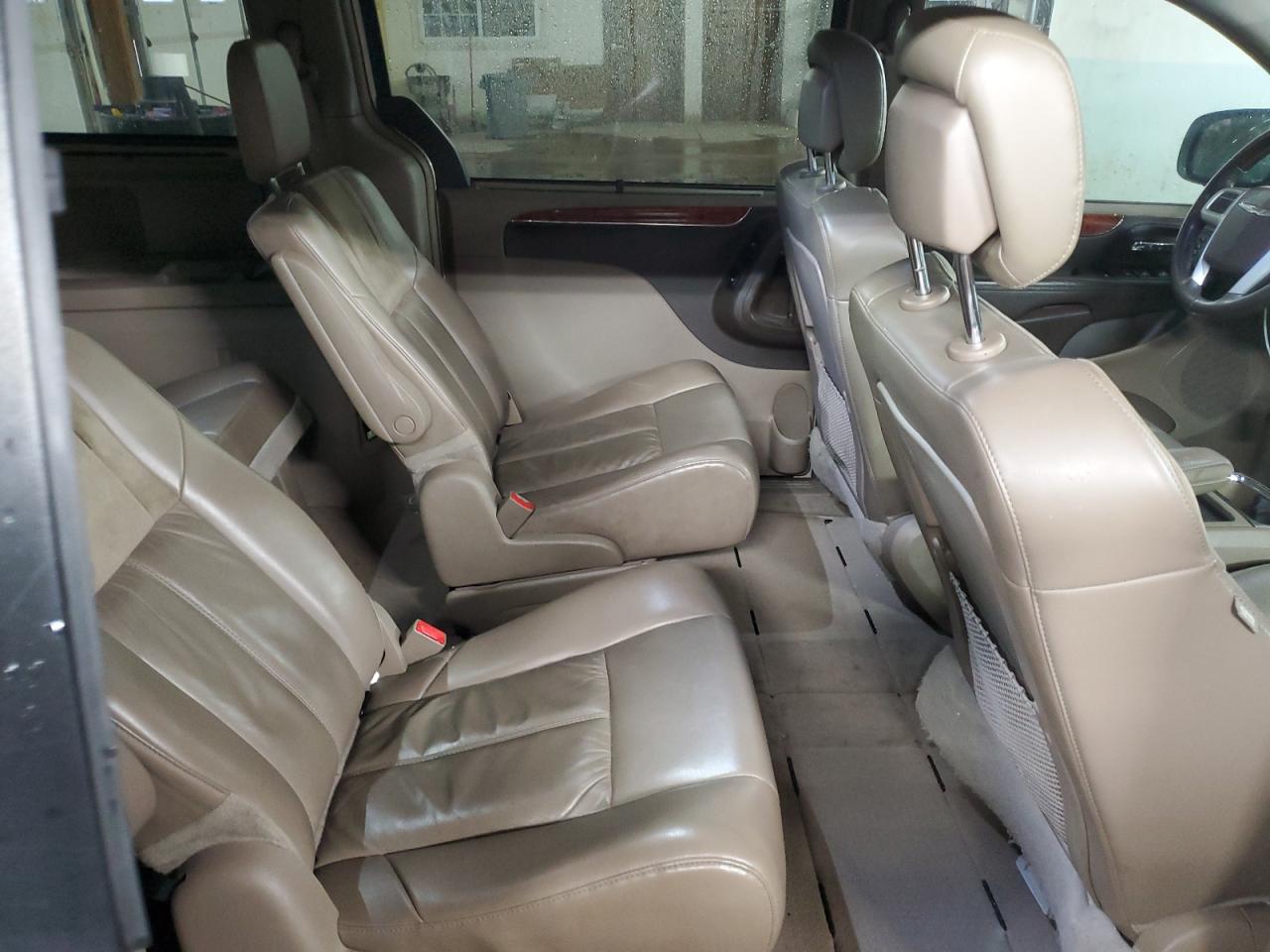 2015 Chrysler Town & Country VIN 2C4RC1GGXFR743500 Copart auction photo, minor dent/scratches damage thumbnail 11