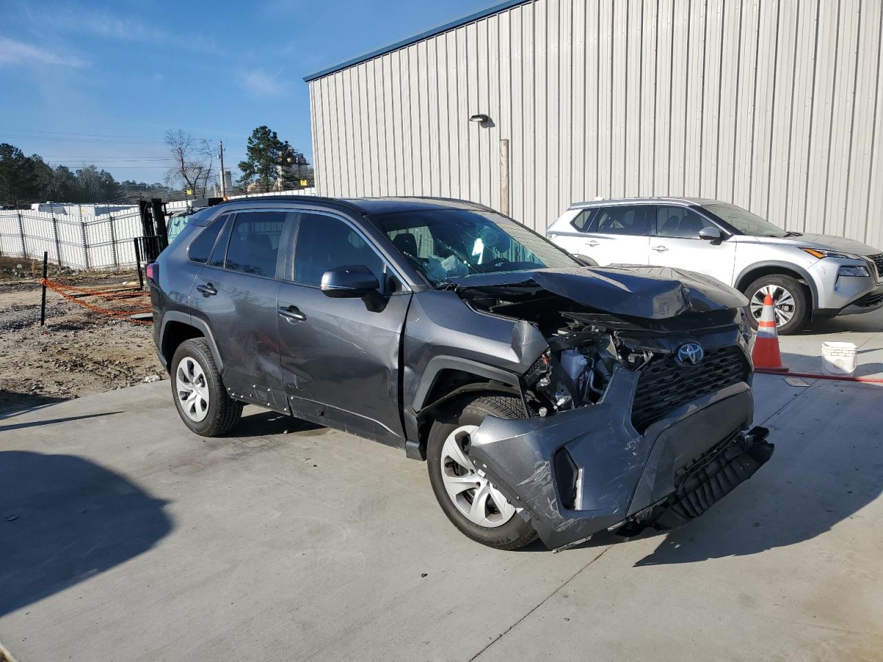 2021 Toyota RAV 4 VIN 2T3K1RFV2MC092633 Copart auction photo, front end / side damage thumbnail 4