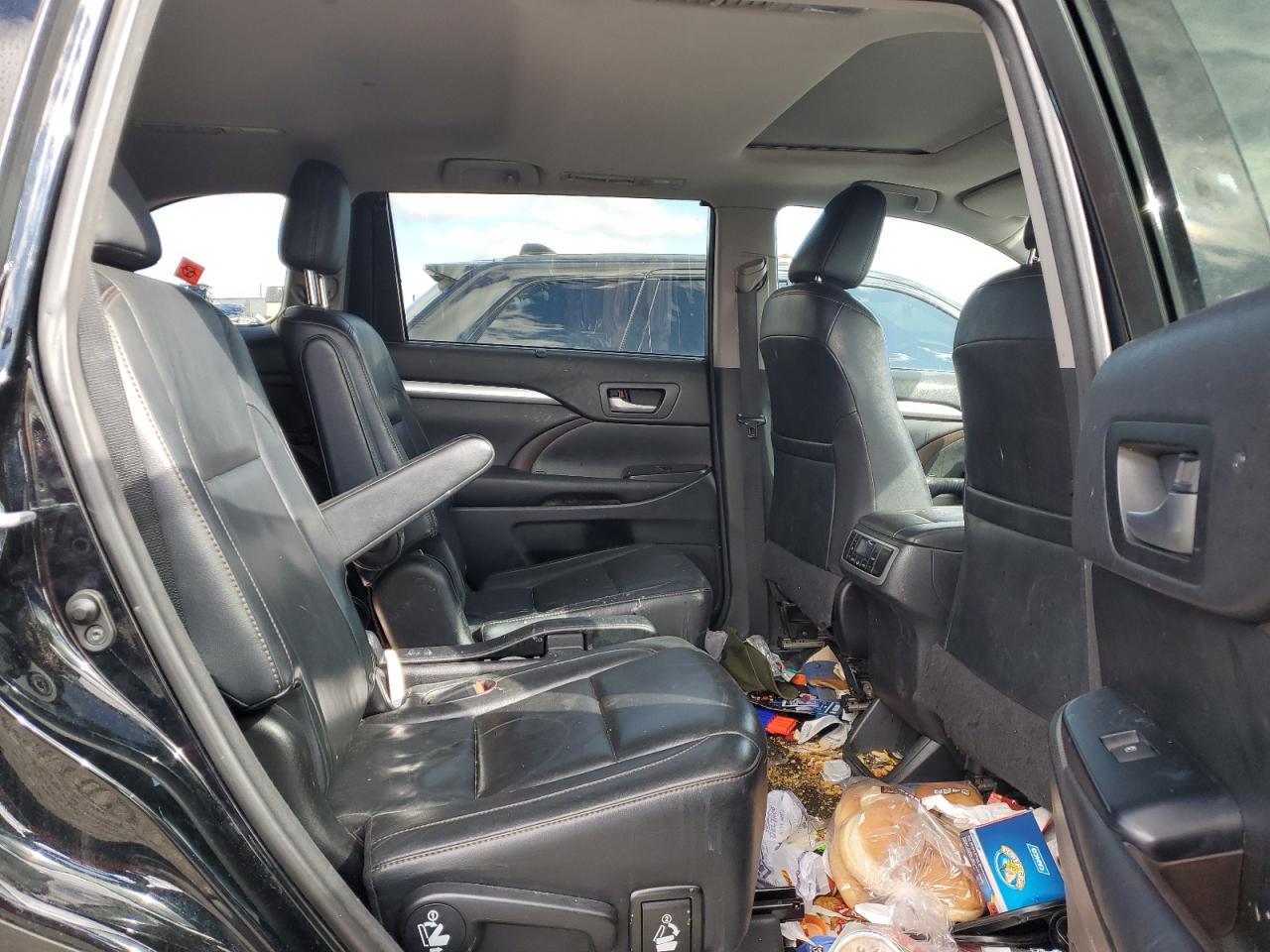 2016 Toyota Highlander VIN 5TDKKRFH2GS140515 Copart auction photo, biohazard/chemical / minor dent/scratches damage thumbnail 11