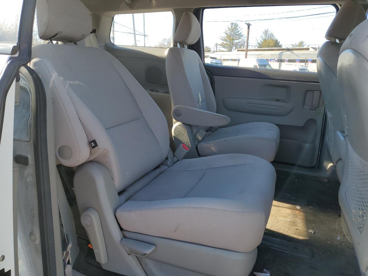 2017 KIA Sedona VIN KNDMA5C11H6285624 Copart auction photo, vandalism damage thumbnail 11