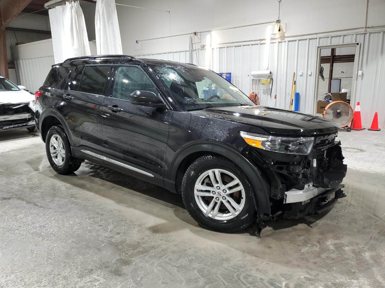 2022 Ford Explorer VIN 1FMSK8DH8NGA09329 Copart auction photo, front end / side damage thumbnail 4