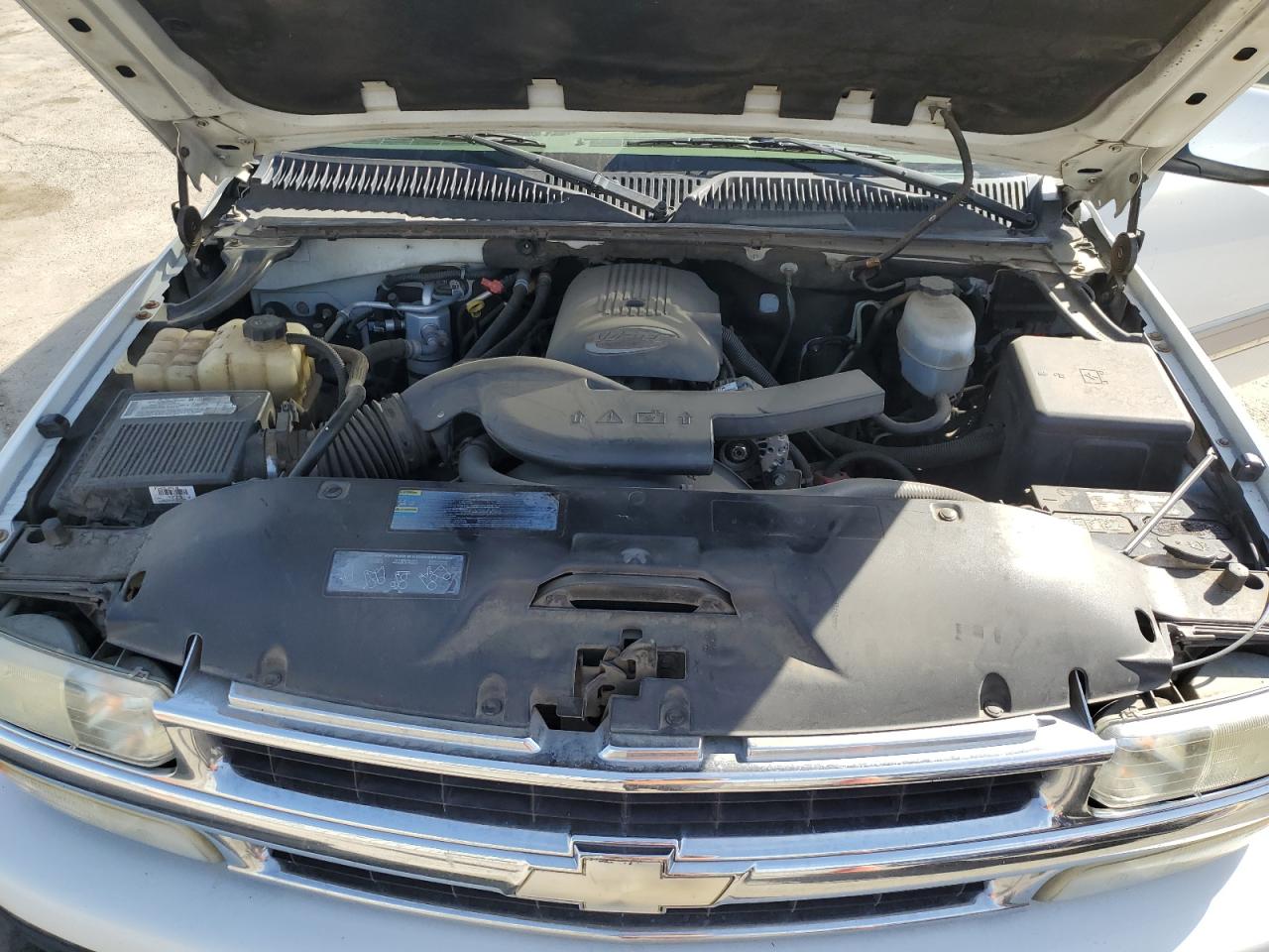 2004 Chevrolet Suburban VIN 1GNEC16TX4J317411 Copart auction photo, side / front end damage thumbnail 12