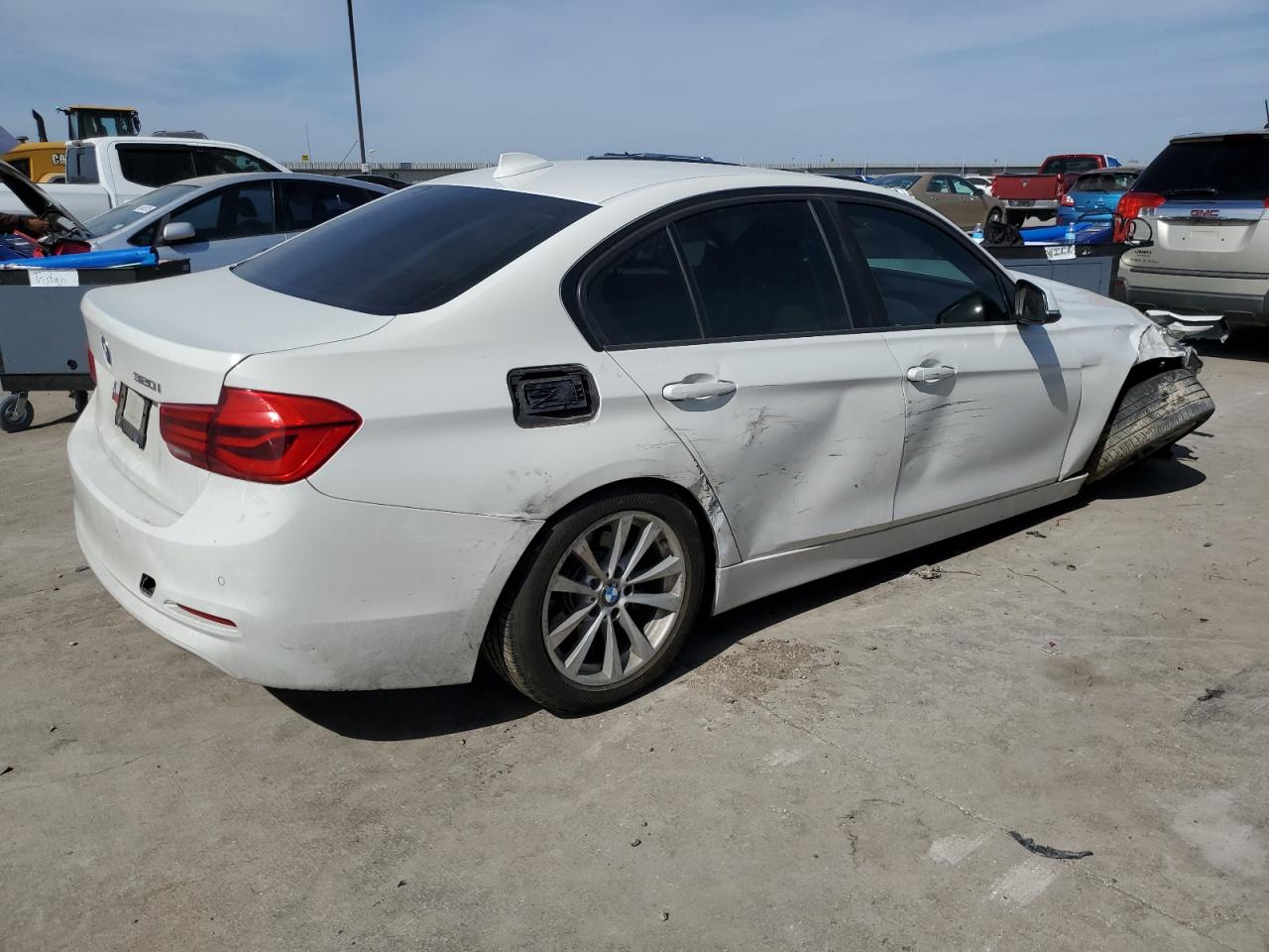 2017 BMW 3er VIN WBA8E1G53HNU13232 Copart auction photo, front end / side damage thumbnail 3