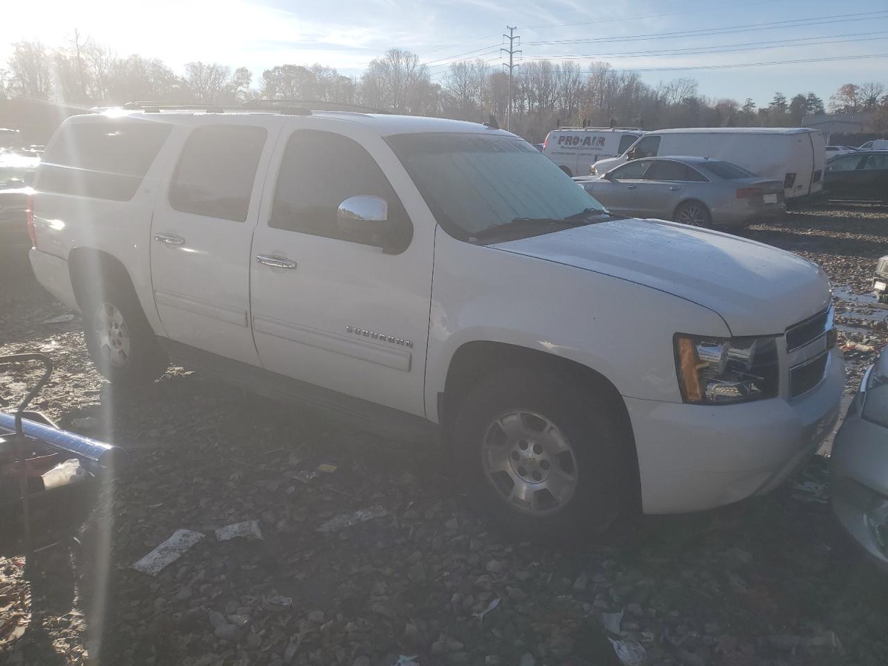 2010 Chevrolet Suburban VIN 1GNUKJE33AR257338 Copart auction photo, vandalism / minor dent/scratches damage thumbnail 4