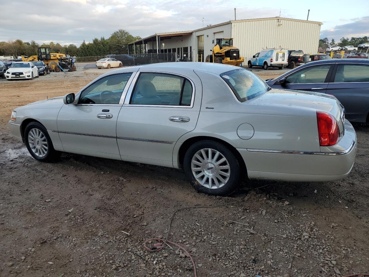 2004 Lincoln Town Car VIN 1LNHM83W84Y687298 Copart auction photo, front end / side damage thumbnail 2