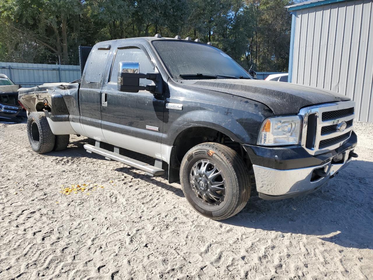 2005 Ford F350 VIN 1FTWX32PX5EA68253 Copart auction photo, rear end / front end damage thumbnail 4