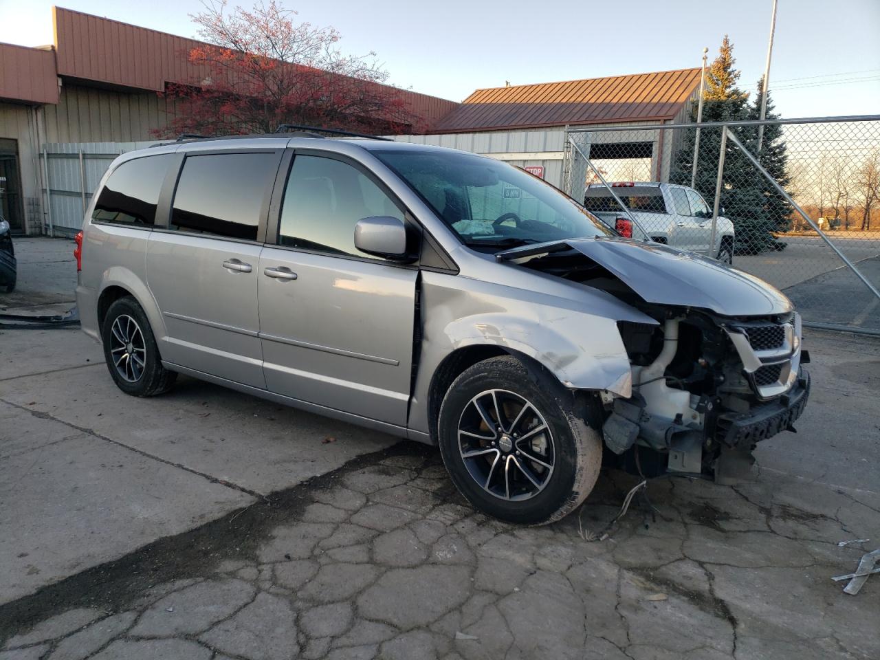 2017 Dodge Caravan VIN 2C4RDGEG5HR842277 Copart auction photo, front end / side damage thumbnail 4