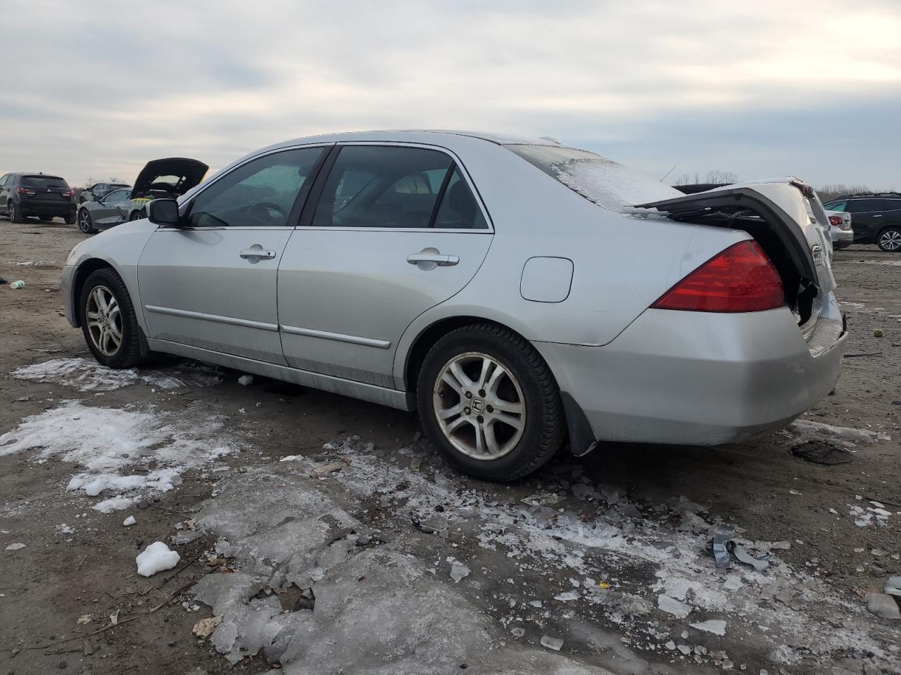 2006 Honda Accord VIN 1HGCM56836A017343 Copart auction photo, rear end / minor dent/scratches damage thumbnail 2