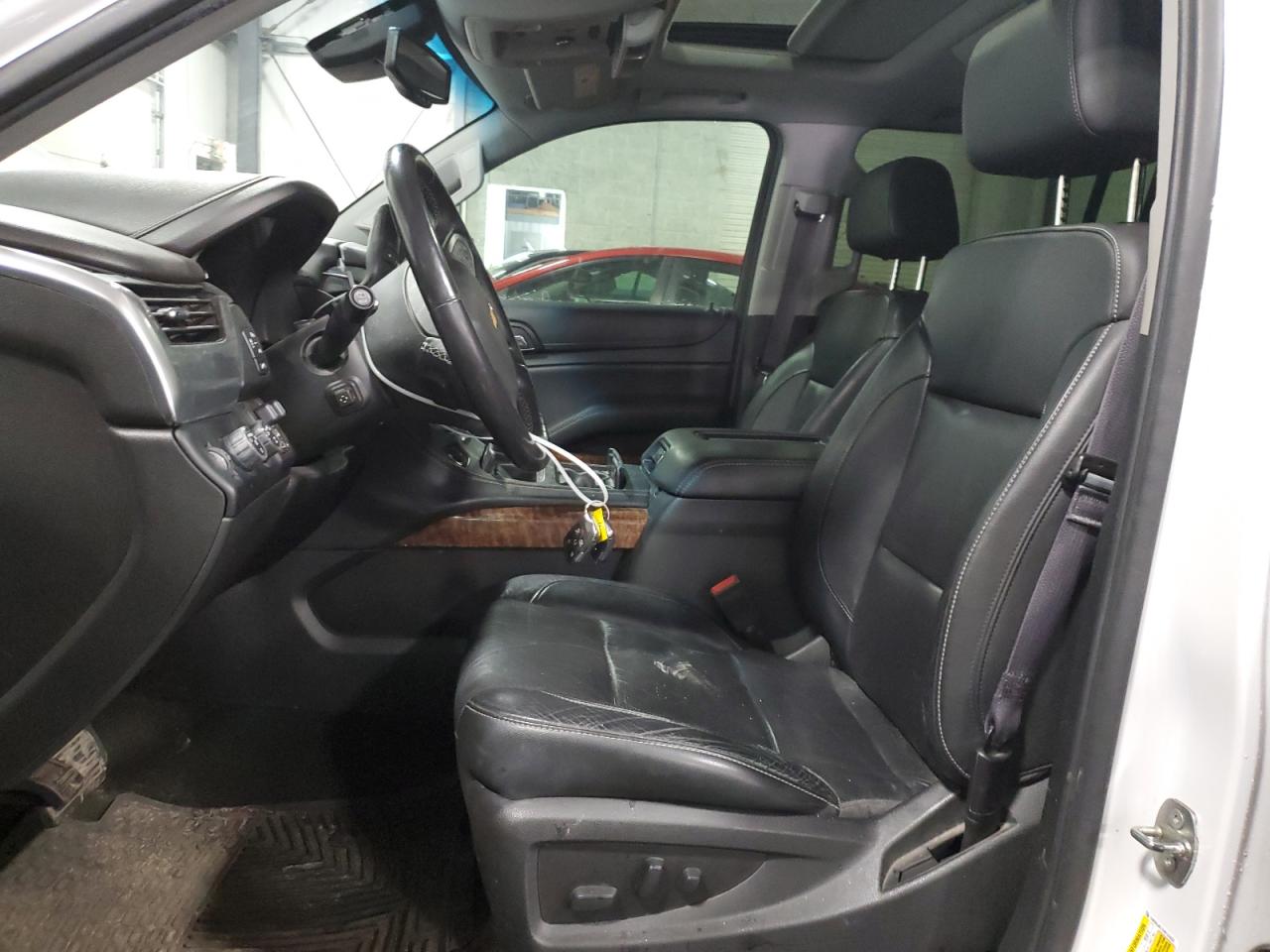 2017 Chevrolet Suburban VIN 1GNSKJKC1HR131632 Copart auction photo, front end / side damage thumbnail 7