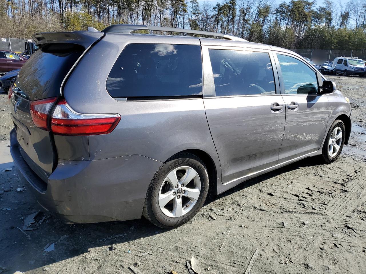 2018 Toyota Sienna VIN 5TDKZ3DC8JS915102 Copart auction photo, side / minor dent/scratches damage thumbnail 3