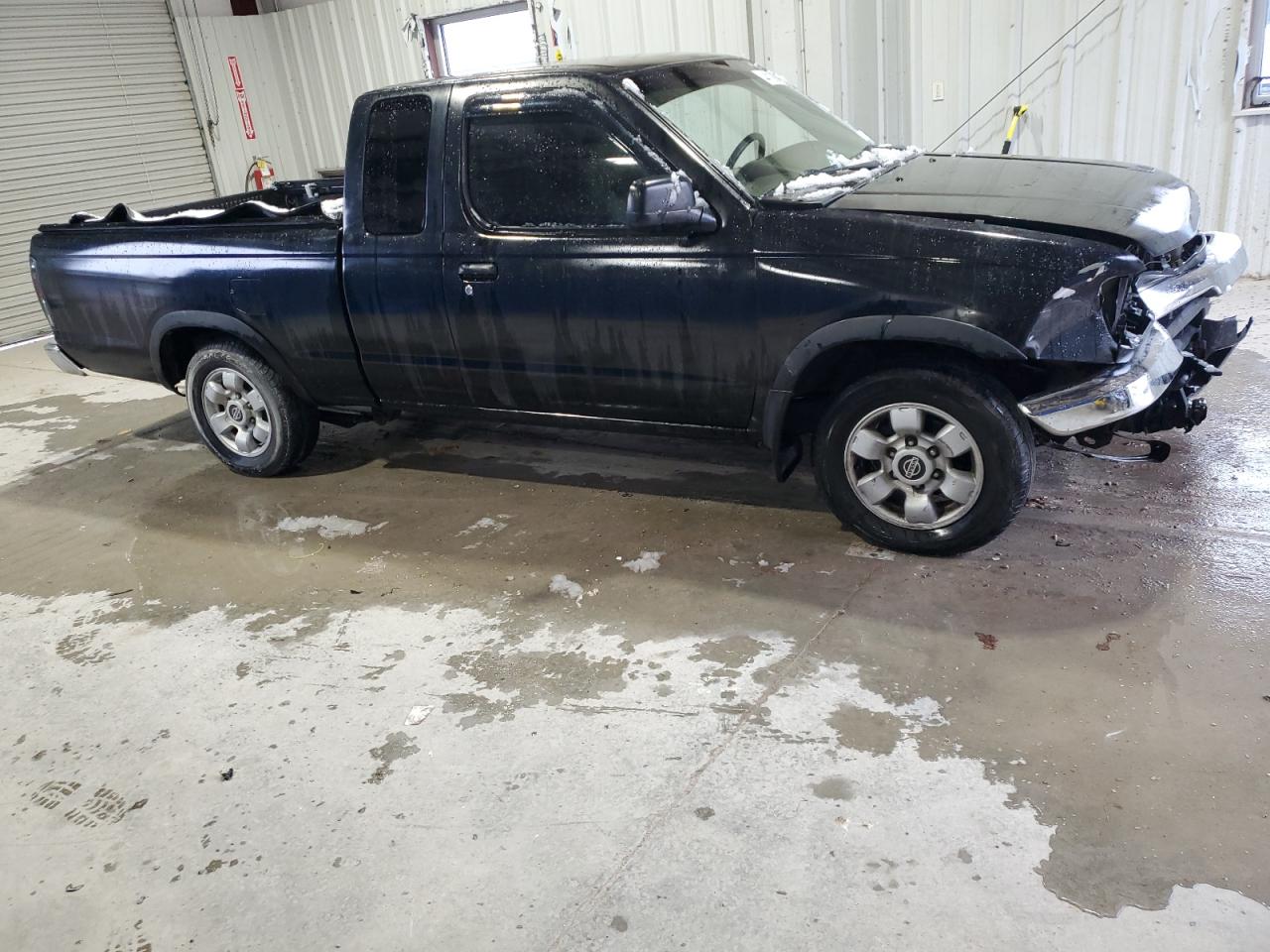 1998 Nissan Navara (Frontier) VIN 1N6DD26SXWC302930 Copart auction photo, front end / side damage thumbnail 4