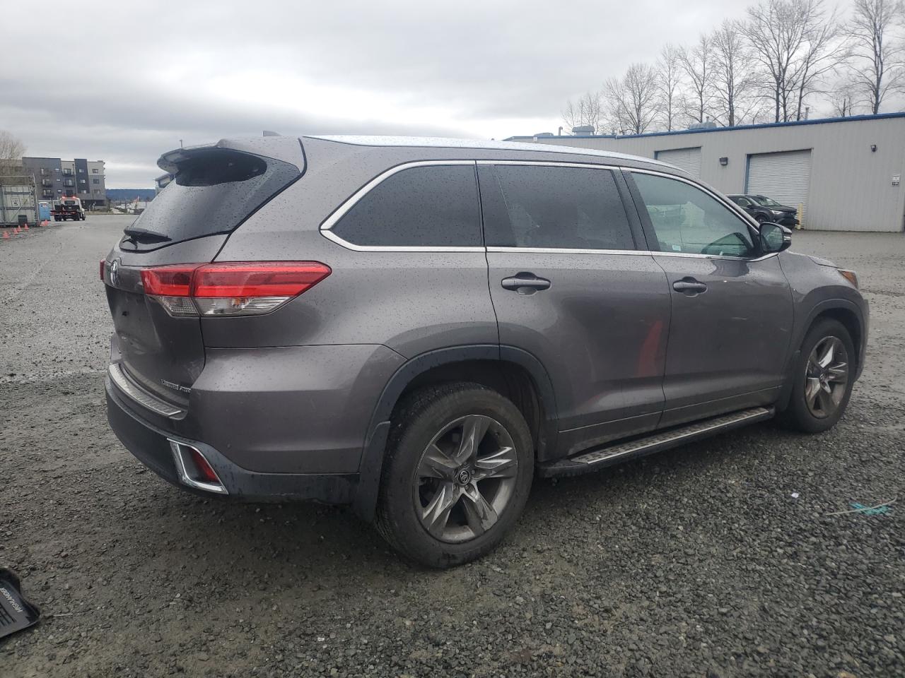 2018 Toyota Highlander VIN 5TDDZRFH8JS497175 Copart auction photo, front end / side damage thumbnail 3