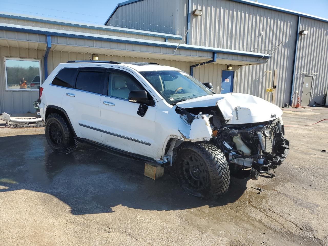 2013 Jeep Grand Cherokee VIN 1C4RJECG1DC525986 Copart auction photo, front end / side damage thumbnail 4