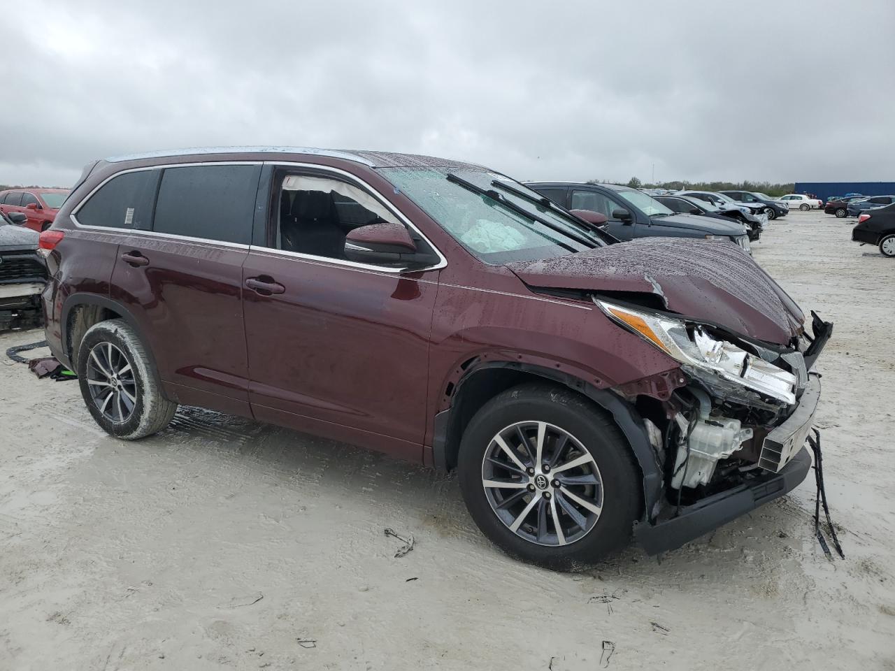 2018 Toyota Highlander VIN 5TDKZRFH7JS239513 Copart auction photo, front end damage thumbnail 4