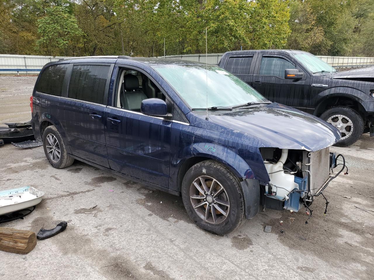 2017 Dodge Caravan VIN 2C4RDGCG1HR774126 Copart auction photo, front end / side damage thumbnail 4